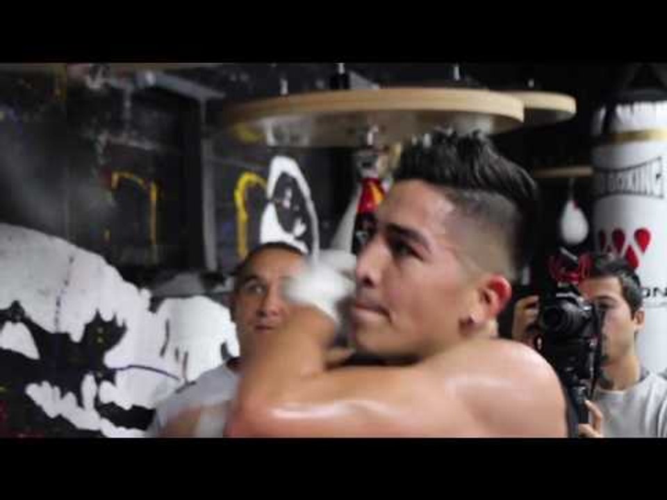 SPEED BALL MASTER!! - LEO SANTA CRUZ SHOWS OFF HIS SKILL ON THE SPEED BALL @ LA WORKOUTS