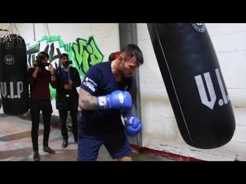 PREPARING FOR BILLY JOE SAUNDERS! - MARTIN MURRAY LETS OFF SHOTS ON HEAVY BAG / SAUNDERS v MURRAY