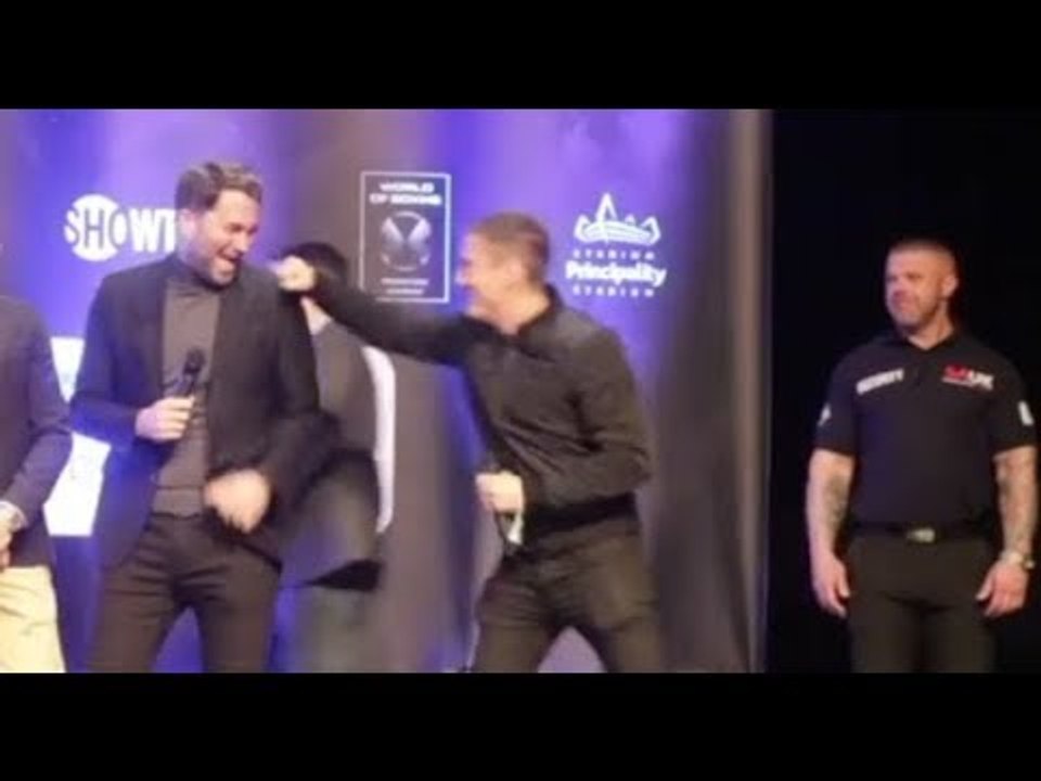 EDDIE HEARN MUGS DAVE HIGGINS OFF LIVE ON STAGE AFTER JIBE ABOUT HIS TURTLE NECK!