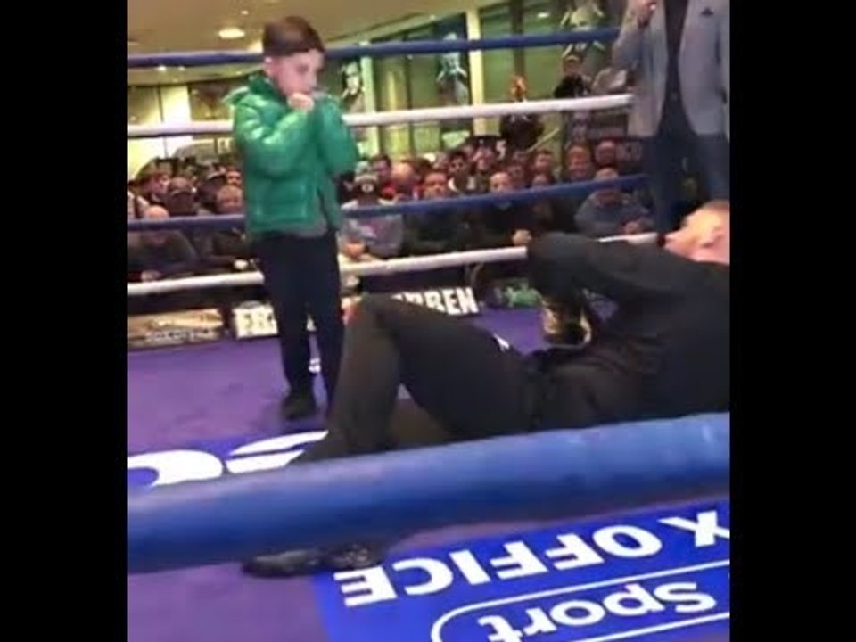 BILLY JOE SAUNDERS INVITES KID IN THE RING & GETS KO'D / SHOWS BLISTERING SPEED @ PUBLIC WORKOUT