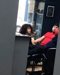 Até a namorada ficou envergonhada com a postura do namorado a fazer a sua 1ª tatuagem
