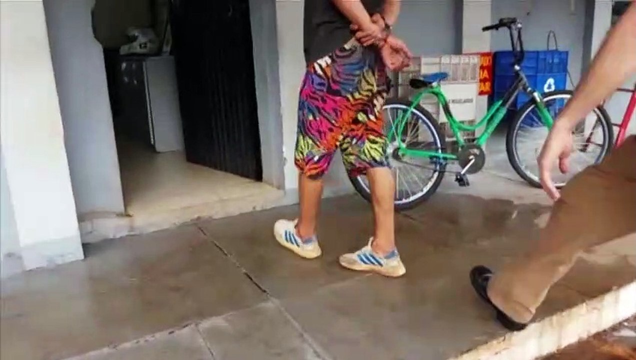 Jovem furta 'macacão', tenta fugir mas é detido pela PM no centro