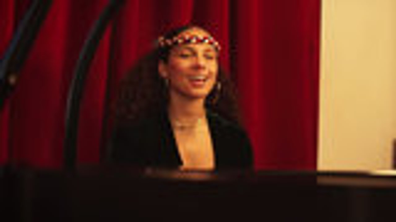 Alicia Keys Unveils New Video for 'Raise A Man'...