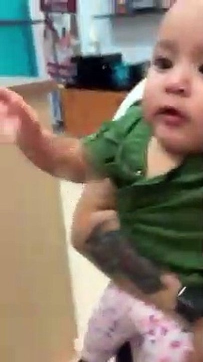 Ce bébé s'embrasse le reflet dans le miroir