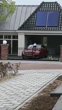Un enfant détruit la Mercedes C180 de papa en sautant dessus !