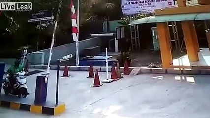 Скачать видео: Cet homme en scooter se prend la barrière de parking ! Douloureux...