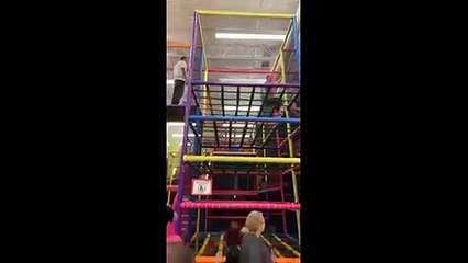 Cette maman va regretter d'être montée sur un jeu d'escalade pour enfant !