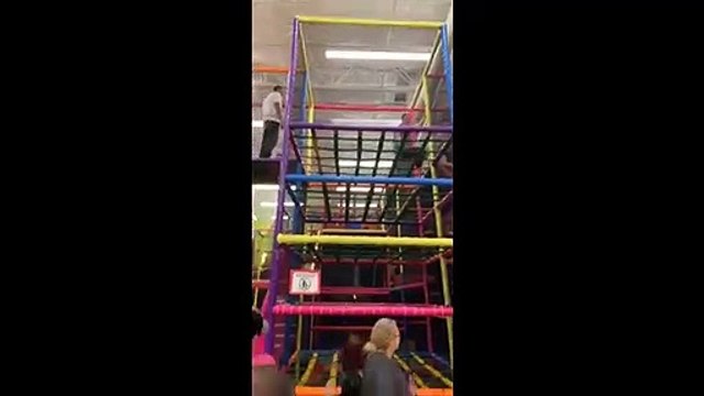 Cette maman va regretter d'être montée sur un jeu d'escalade pour enfant !