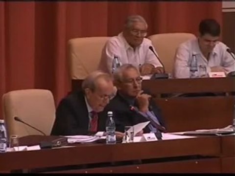 Castro afirma que se aferró al poder por 'exceso de juventud y escasez de conciencia'