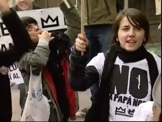 Publicistas se manifiestan ante la Embajada de finlandia en contra de Papá Noel