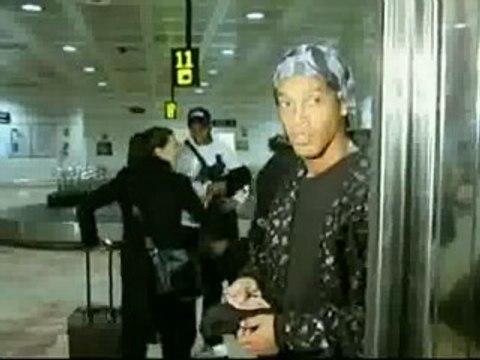 Los aficionados culés pitan a Ronaldinho y aplauden a Robinho