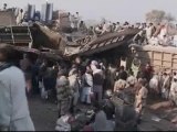 Decenas de personas mueren tras descarrilar un tren en Pakistán