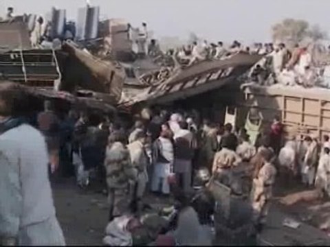 Decenas de personas mueren tras descarrilar un tren en Pakistán