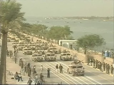 Desfile de despedida de las tropas británicas en Basora