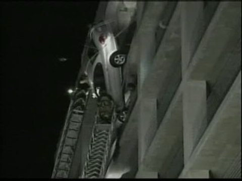 Rescatan al conductor de un coche colgado a seis pisos de altura en Atlanta