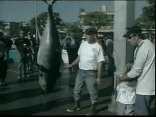 Un pescador de California pesca un atún de más de 160 kilos