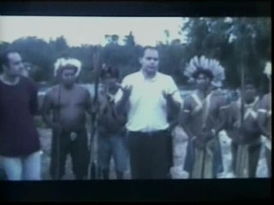 Un grupo de indios brasileños libera a un funcionario español de la ONU