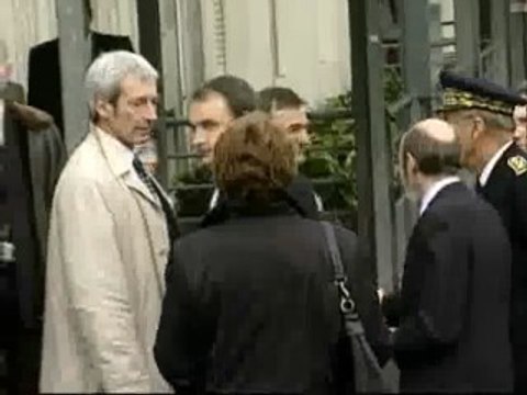 Zapatero y Rubalcaba visitan en el hospital de Bayona al agente herido en el atentado