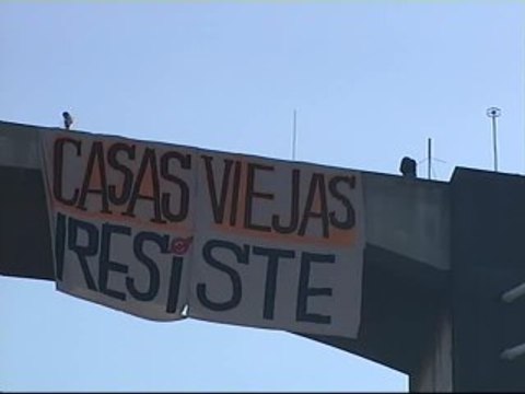 Un grupo de okupas sevillanos se cuelga de un puente para protestar