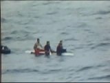 Tres inmigrantes intentan cruzar el estrecho en una tabla de surf