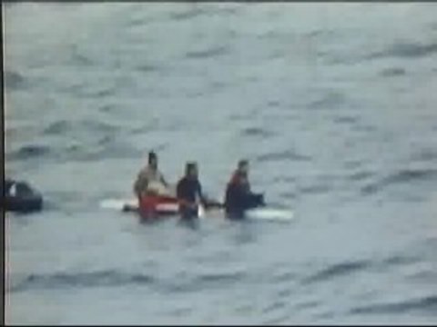 Tres inmigrantes intentan cruzar el estrecho en una tabla de surf