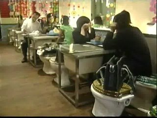 Un restaurante de Taipei sirve y sienta a su comensales en retretes