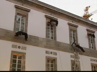 Bailarines en la fachada del Marco