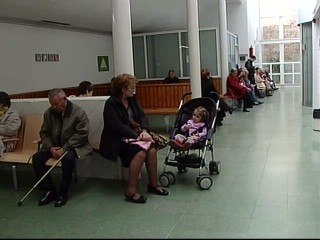 Los españoles acudimos en exceso al médico