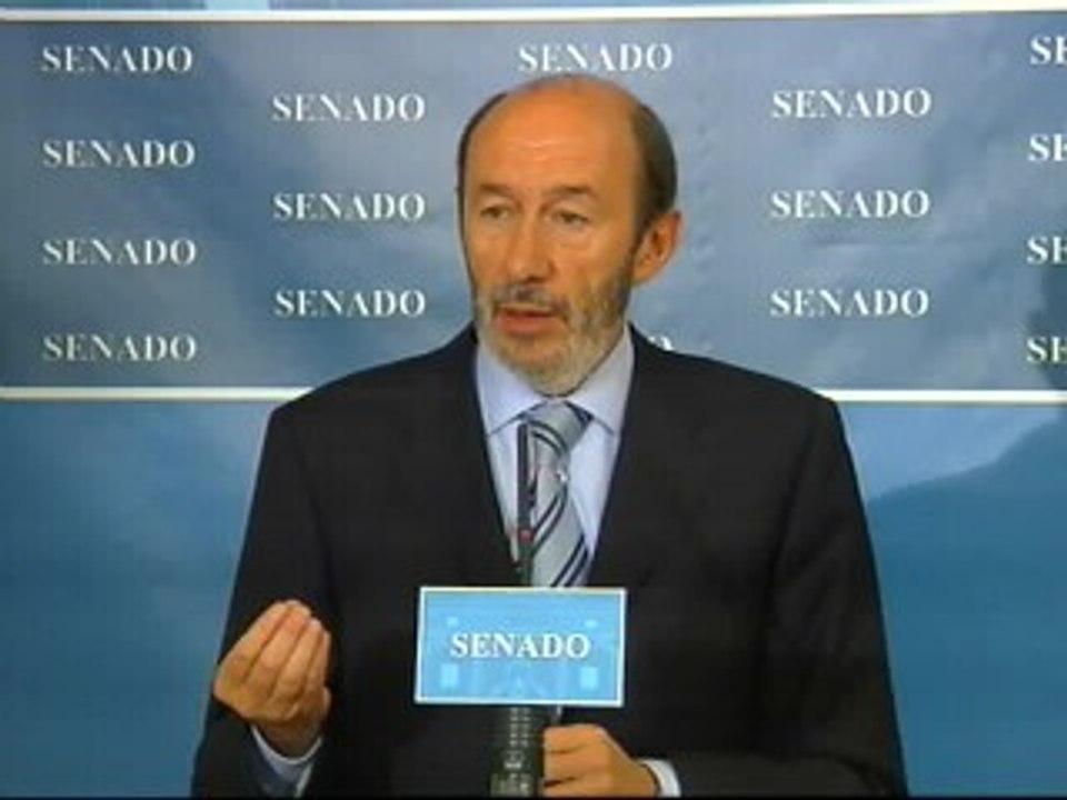 Rubalcaba: "Quien quema un autobús sabe que le va a caer la policía encima"