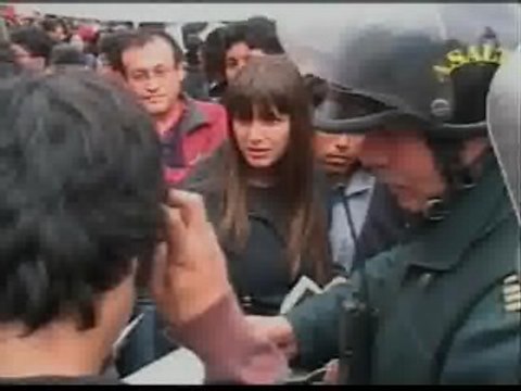 Cientos de personas se manifiestan en Lima contra las corridas de toros