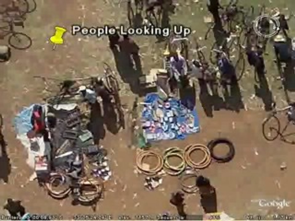 Gente mirando al satélite de Google Earth