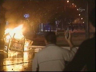 Simpatizantes del PKK plantan cara a la Policía en Estambul