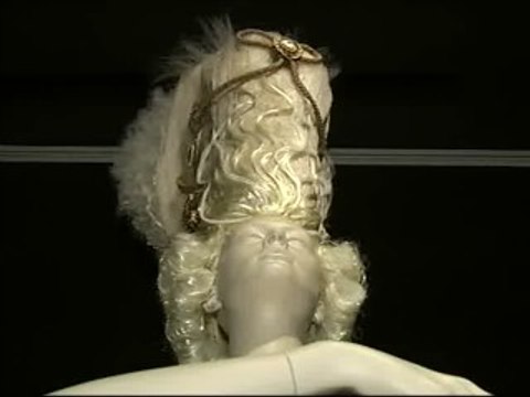 Tono Sanmartín esculpe 14 tocados inspirados en el Siglo XVIII