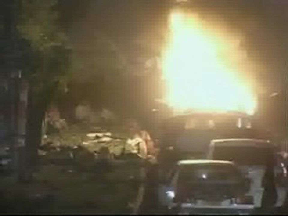 Benazir Bhutto sale ilesa de dos explosiones a...