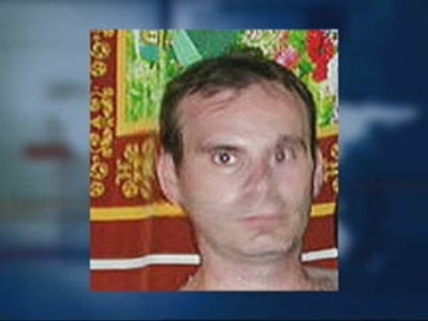 La Interpol difunde fotografías de un peligroso pederasta para capturarlo