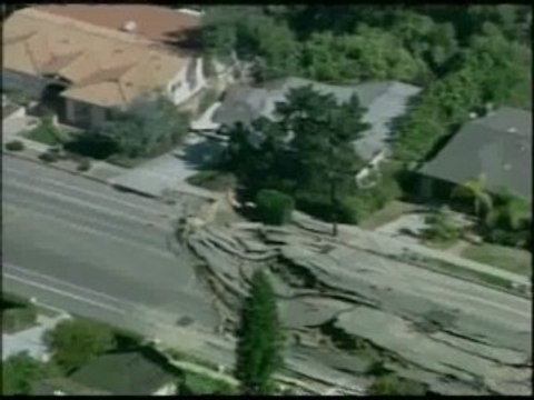 Un corrimiento de tierras en EEUU destroza parte de una autopista