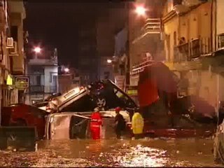 Скачать видео: Decenas de coches arrastrados por las riadas de esta noche en Alcalá de Guadaira