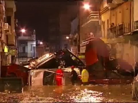 Decenas de coches arrastrados por las riadas de esta noche en Alcalá de Guadaira