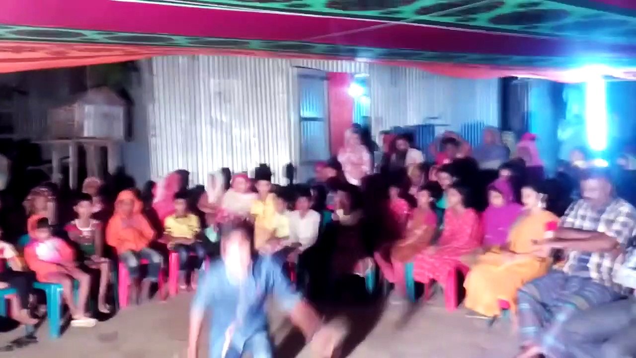 বিয়ে বাড়ির নাচ দেখলে মাথা নষ্ট