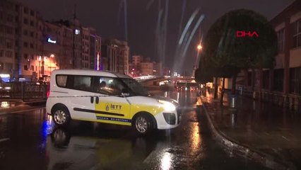 Fatih'te Özel Halk Otobüsü Bariyerlere Çarptı