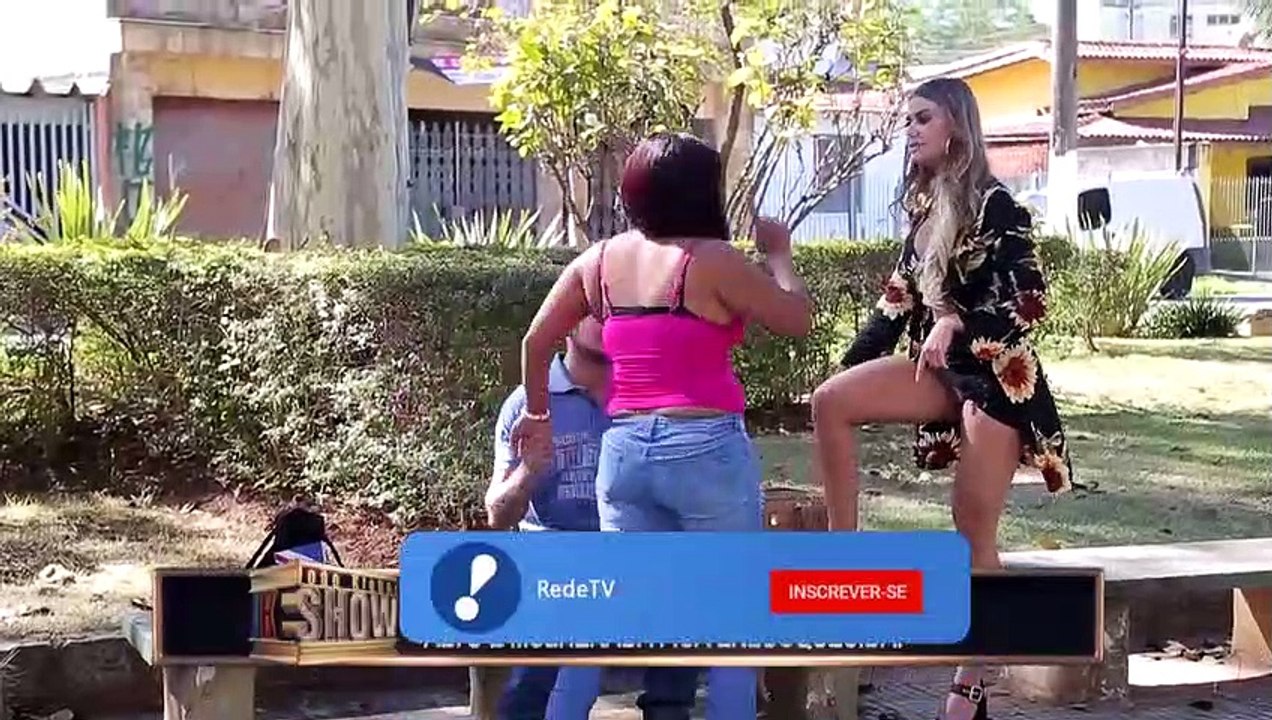 LOIRA BONITA PEDE AJUDA PARA TIRAR O SALTO E ARRUMA CONFUSÃO