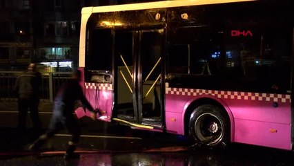Fatih'te Özel Halk Otobüsü Bariyerlere Çarptı