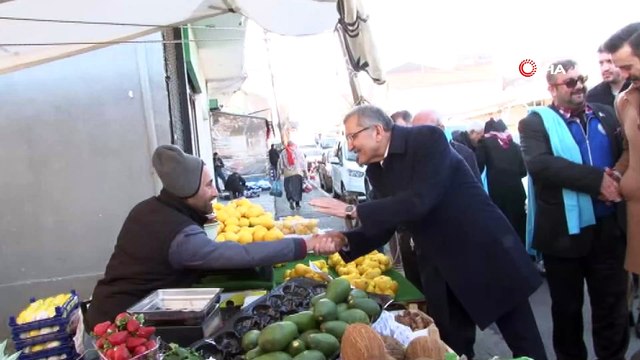 Murat Aydın pazara girdi vatandaşlara muz ve portakal dağıttı