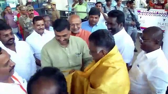 மதுரை விமான நிலையத்தில் செல்லூர் ராஜுவை சந்தித்துப் பேசிய பாஜக தலைவர் அமித் ஷா-வீடியோ