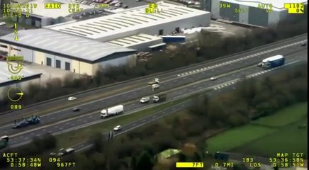 Un camion fait demie tour sur une autoroute