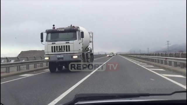 Report Tv-Era e fortë përmbys kamionin në mes të rrugës