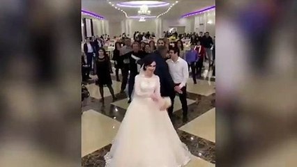 Deux femmes en viennent aux mains à cause du bouquet de la mariée