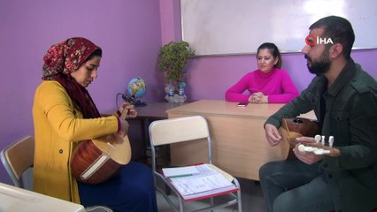 Kanserin acısını bağlama ile unutuyor