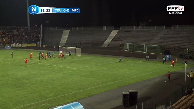 Corner bien frappé mais la reprise de la tête est repoussée par ELANA.