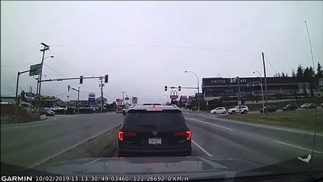 ¡Vaya susto! Camión choca de frente contra este conductor
